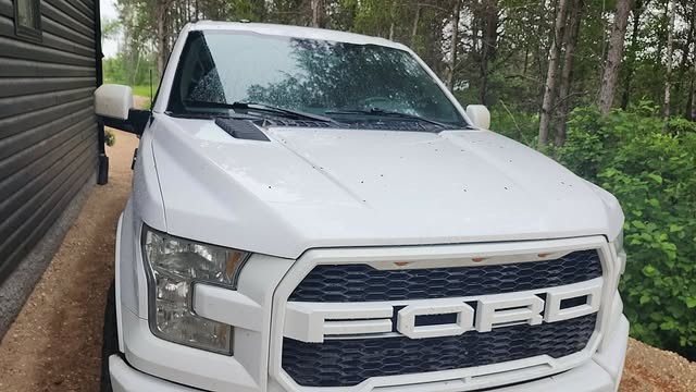 Ford F-150 blanc équipé des ouïes de capot